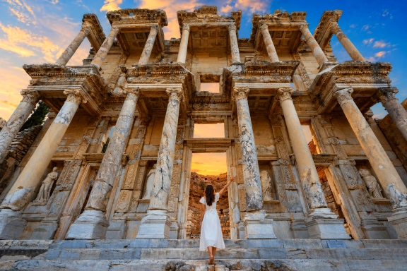 Ephesus, Virgin Mary & Museum Small-Group Tour from Manisa by Bus