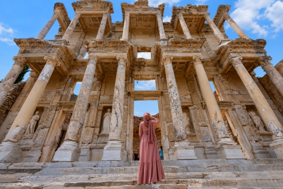 2-Day Ephesus, Terrace Houses & Temple of Artemis Group Tour from Istanbul by Transfer Vehicle